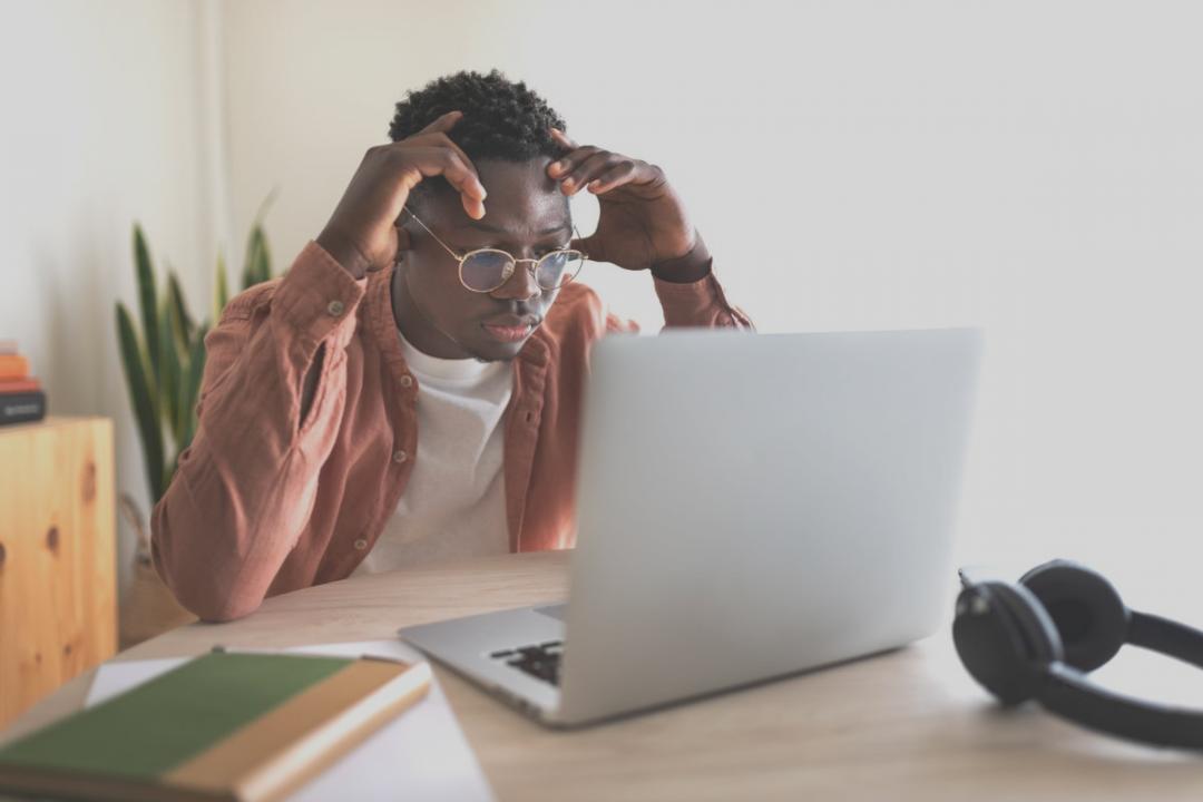 Deelnemer bespreekt financiële planning tijdens privésessie